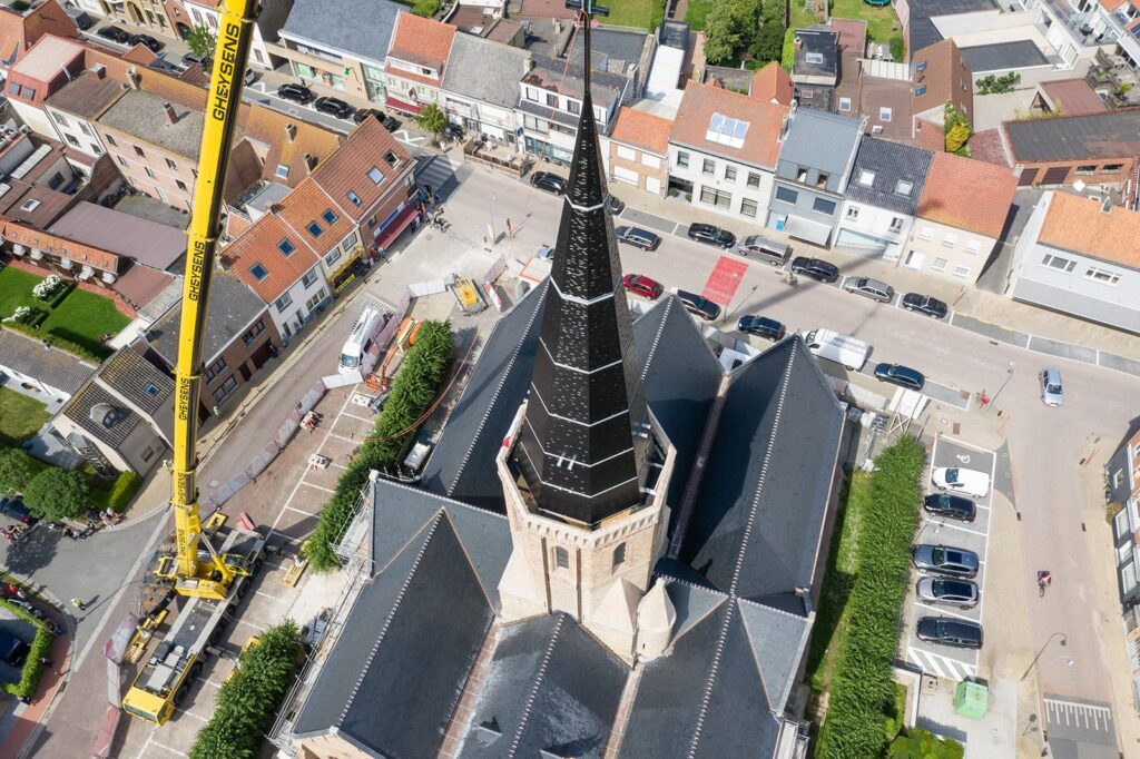 Plaatsing van de nieuwe torenspits in Westkapelle