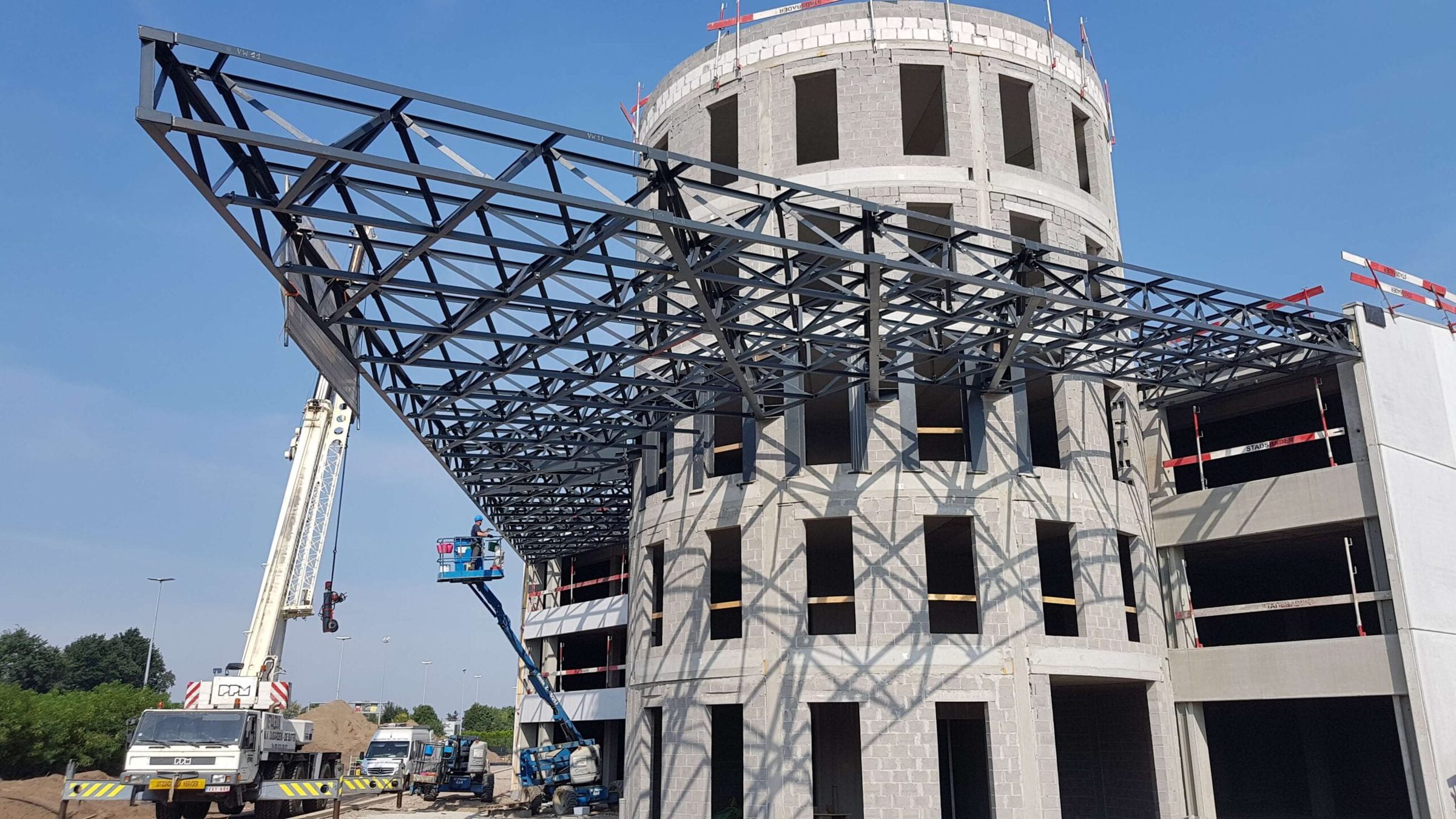 Montage van de stalen luifel bij Santens