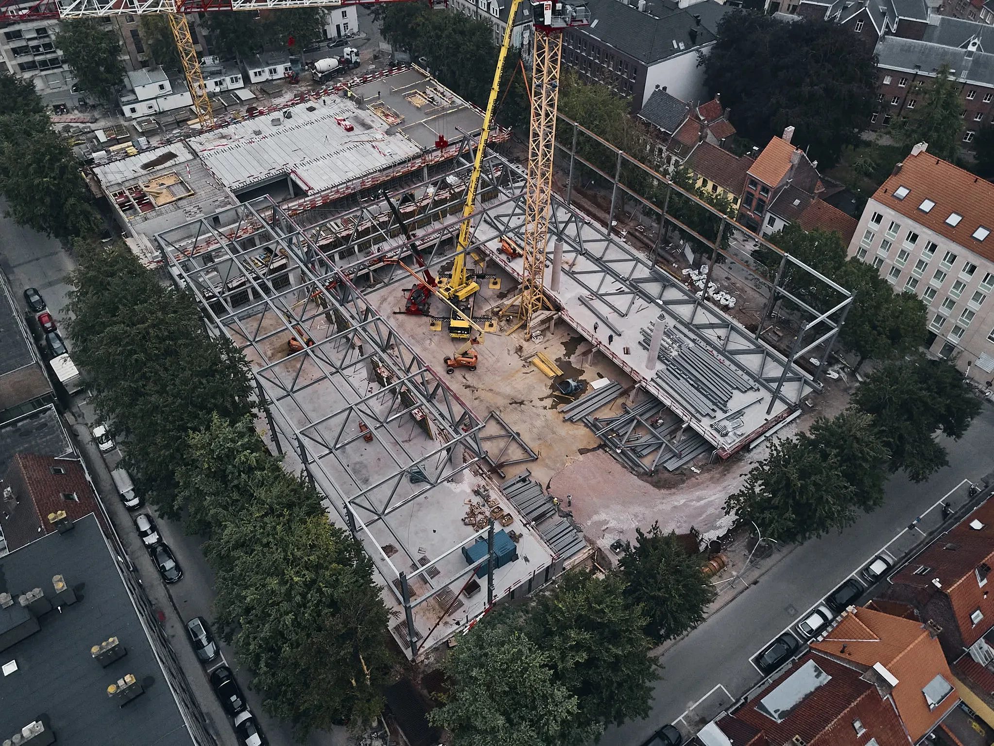 Luchtbeeld van een staalbouwwerf van Dugardein-De Sutter